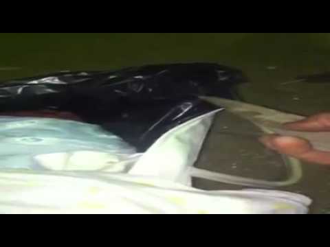 سعودي يعثر على طفل ل قيط يبكي بجوار قمامة