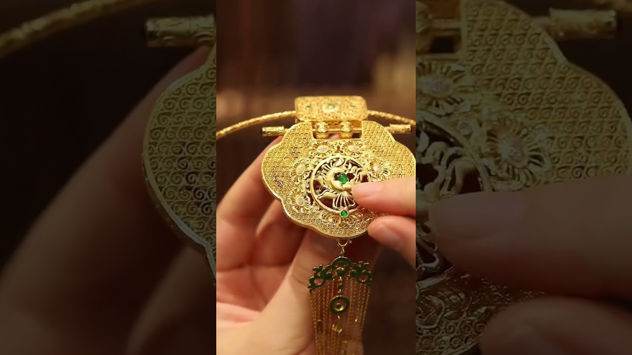 South Red Jade Collar~I feel like I'm wearing it around my neck in half a house