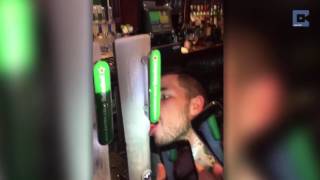 Pegado al tirador de cerveza