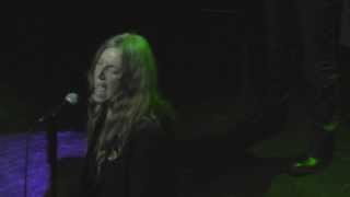 Patti Smith performing Lou Reed's Herion chords