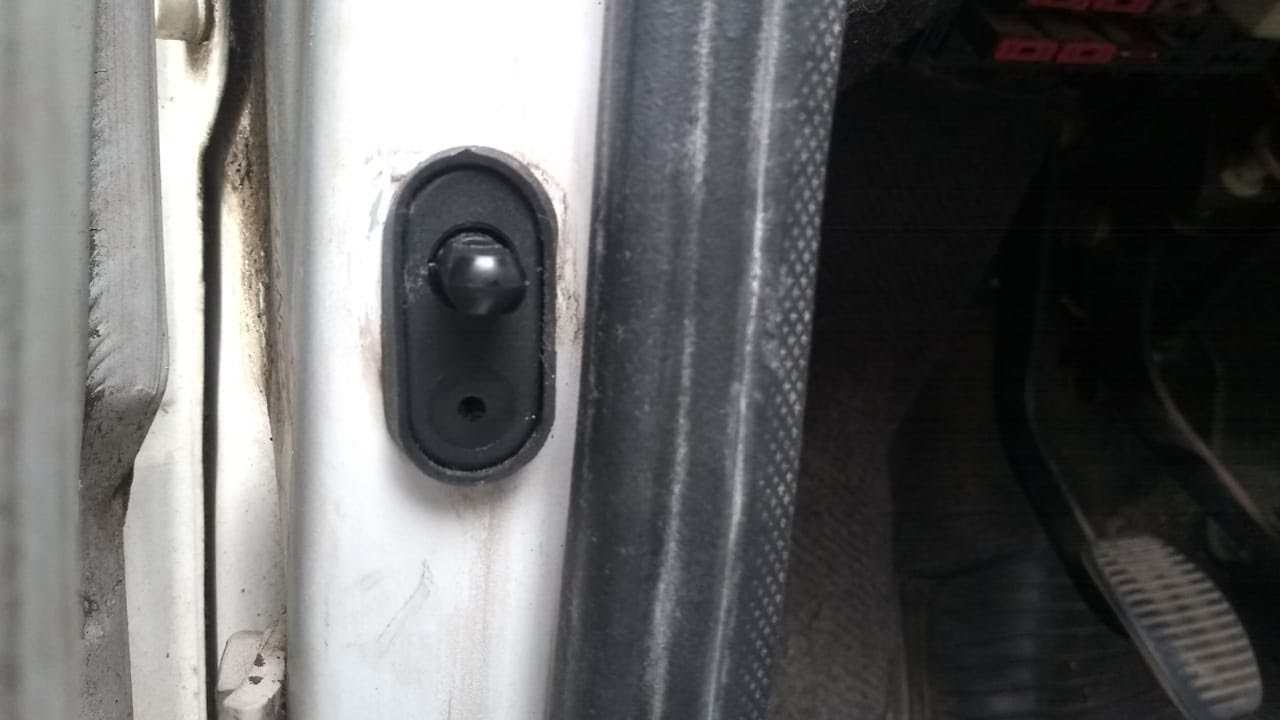 Fiat Uno Mille 1994: Instalação de interruptores de porta/Acendimento das luzes de cortesia