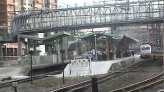 20120529 - 興仁路平交道 通過的自強號