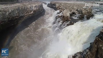 Cảnh tuyệt đẹp của thác nước Hồ Khẩu nhìn từ trên cao