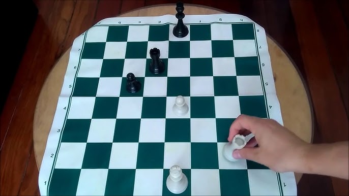 Uma peça de xadrez com xadrez muda de posição com precisão papel