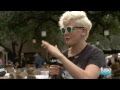 Capture de la vidéo Betty Who Talks "Somebody Loves You" Proposal Video