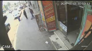 شاهدكامرات المراقبة في شارع صنعاء توضح حركه غير طبيعيّة في الشارع وكأن المدينه خاليه