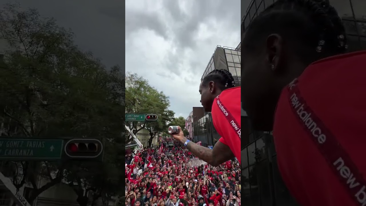 Helinho regalándole bebidas a los aficionados del Toluca durante los festejos del campeonato