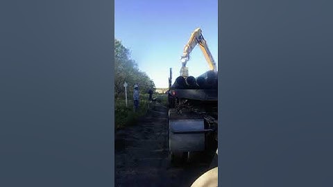 Off loading pipe from a pyramid load