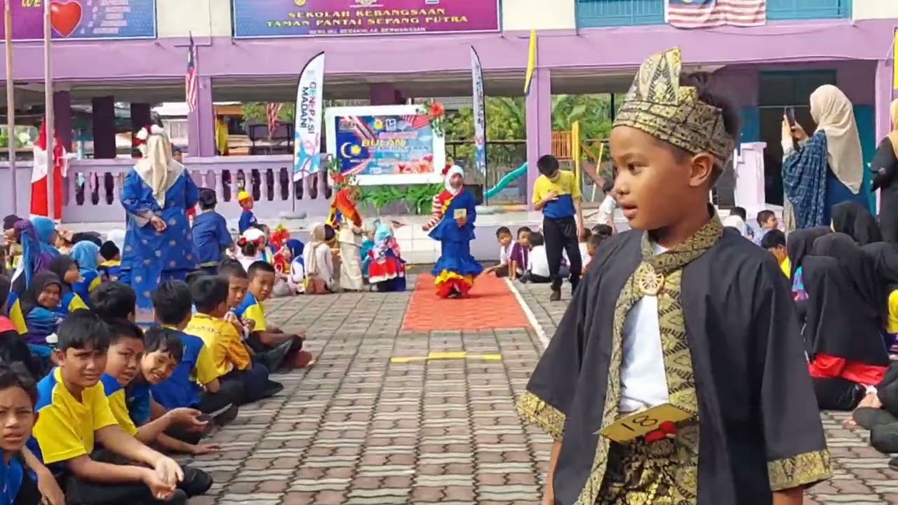 PERTANDINGAN PAKAIAN BERAGAM PAKAIAN TRADISIONAL KAUM DI MALAYSIA TAHUN SATU