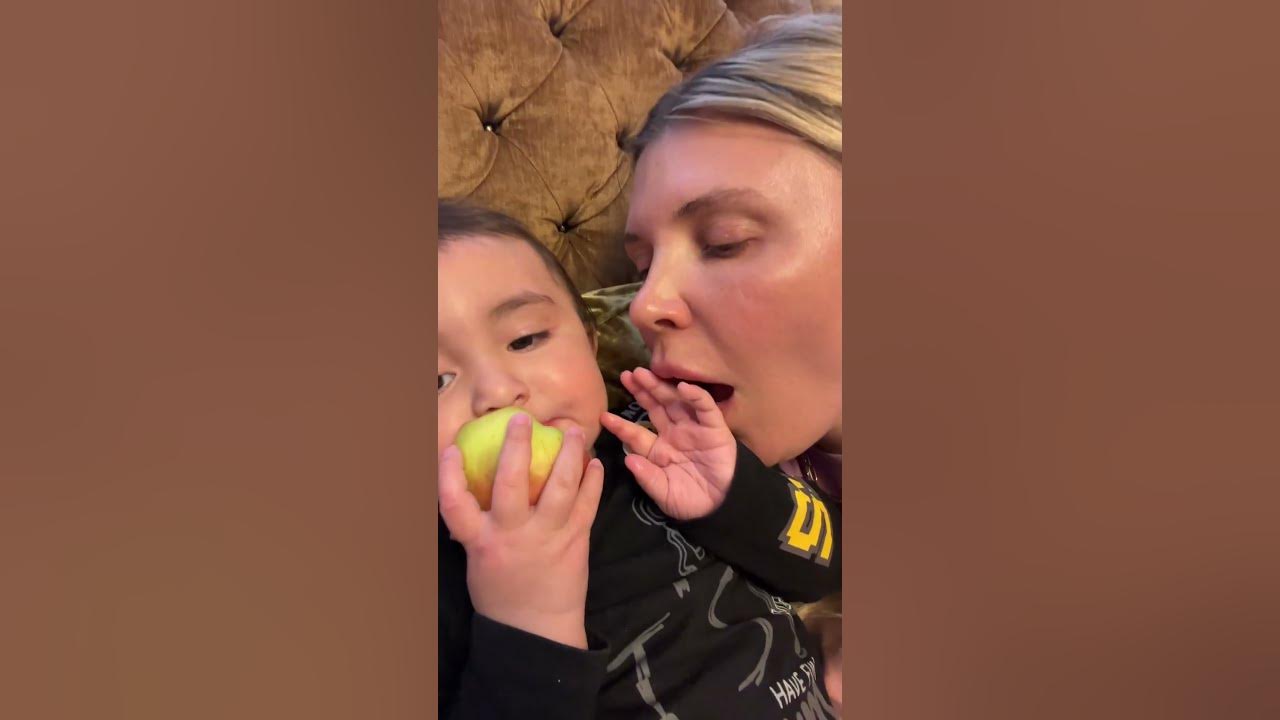 Ну так любит яблоки 🍎 - YouTube