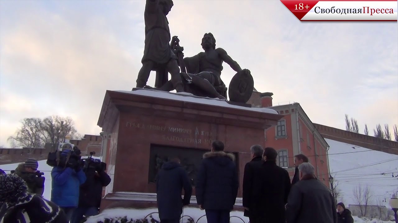 Павел Грудинин возложил цветы к памятнику К.Минину и Д.Пожарскому