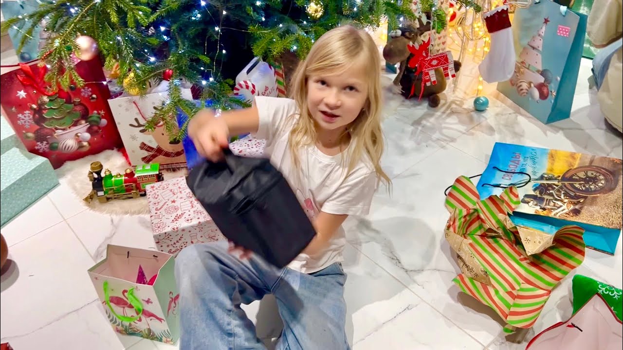 Подарки под елкой. Счастливые дети. Ника Лайф