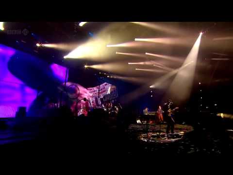 Coldplay (HD) - Life Is For Living (Glastonbury 2011)