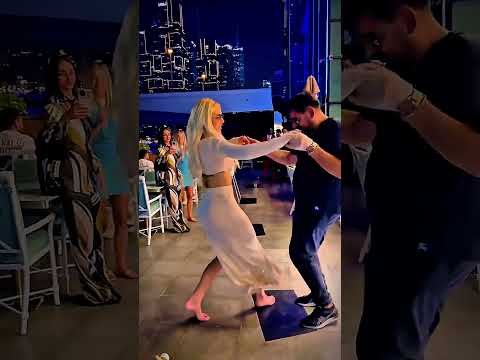 شاهد كيف تندمج الحركة والإيقاع لتصنع لوحة فنية حية تلهب الحواس