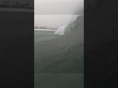 Bodysurfing wave to