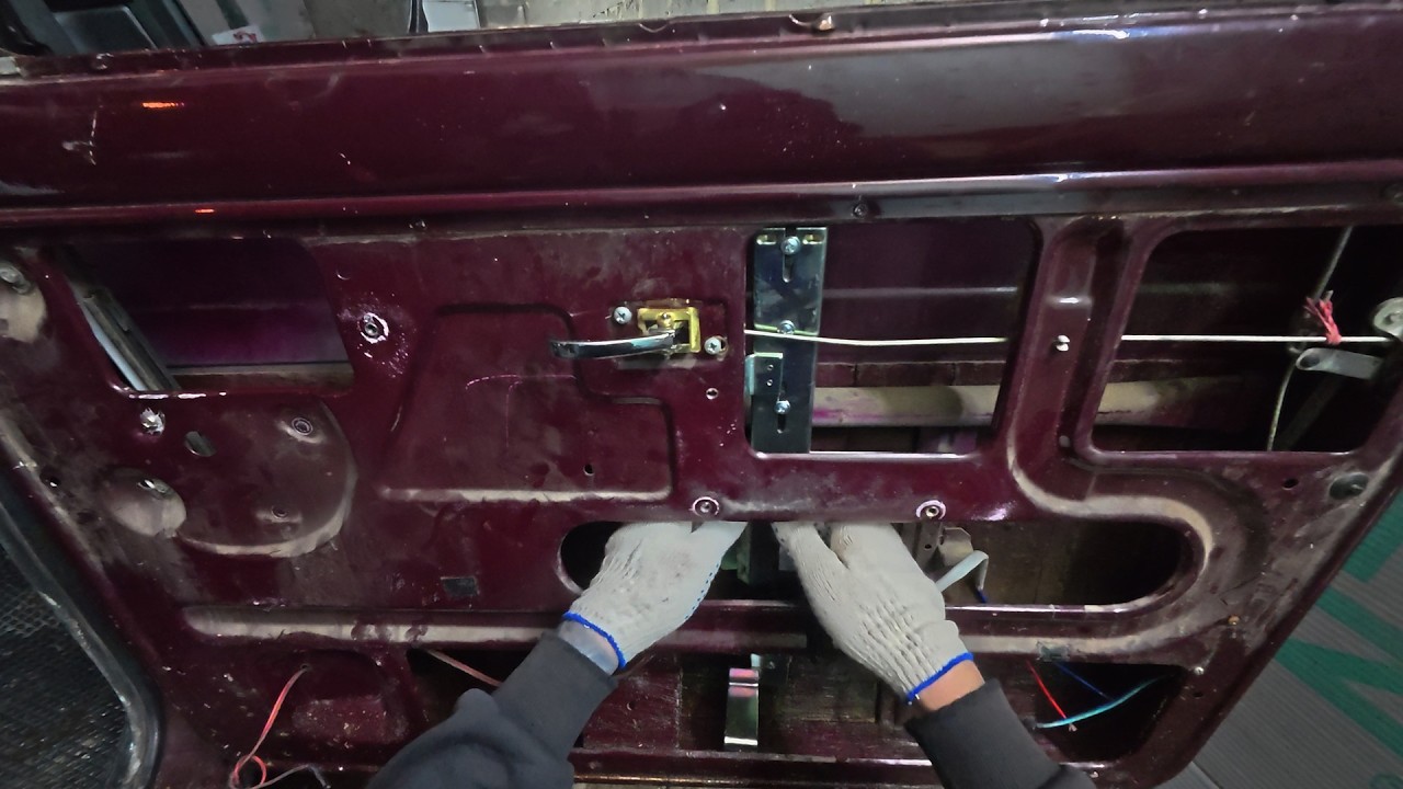 Установка электростеклоподъемников на ниву, новые беззамковые бархотки и бесшумный замок багажника.