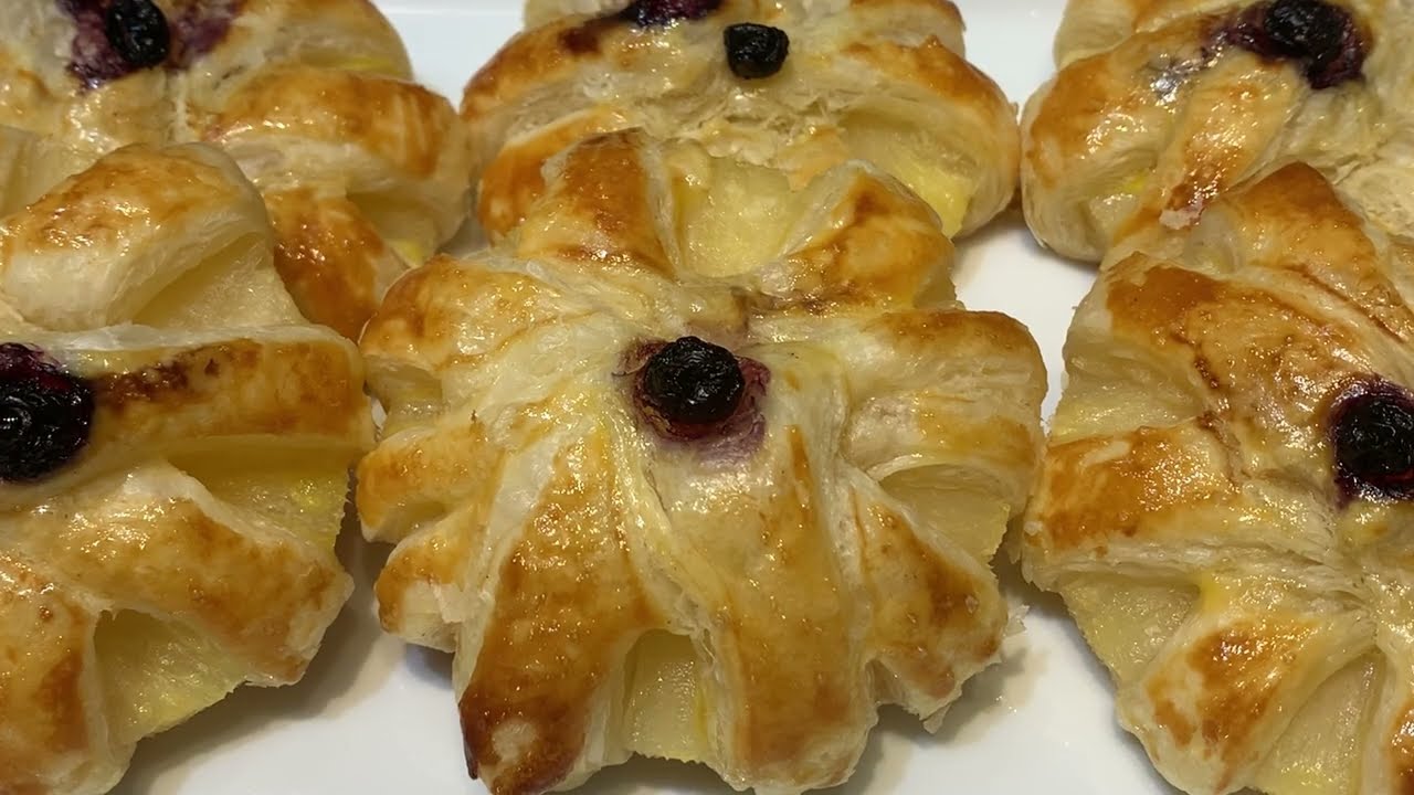 Ананасовые колечки в слоеном тесте. Pineapple rings in puff pastry.