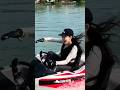 Wanita cantik ini mencoba mini speed boat