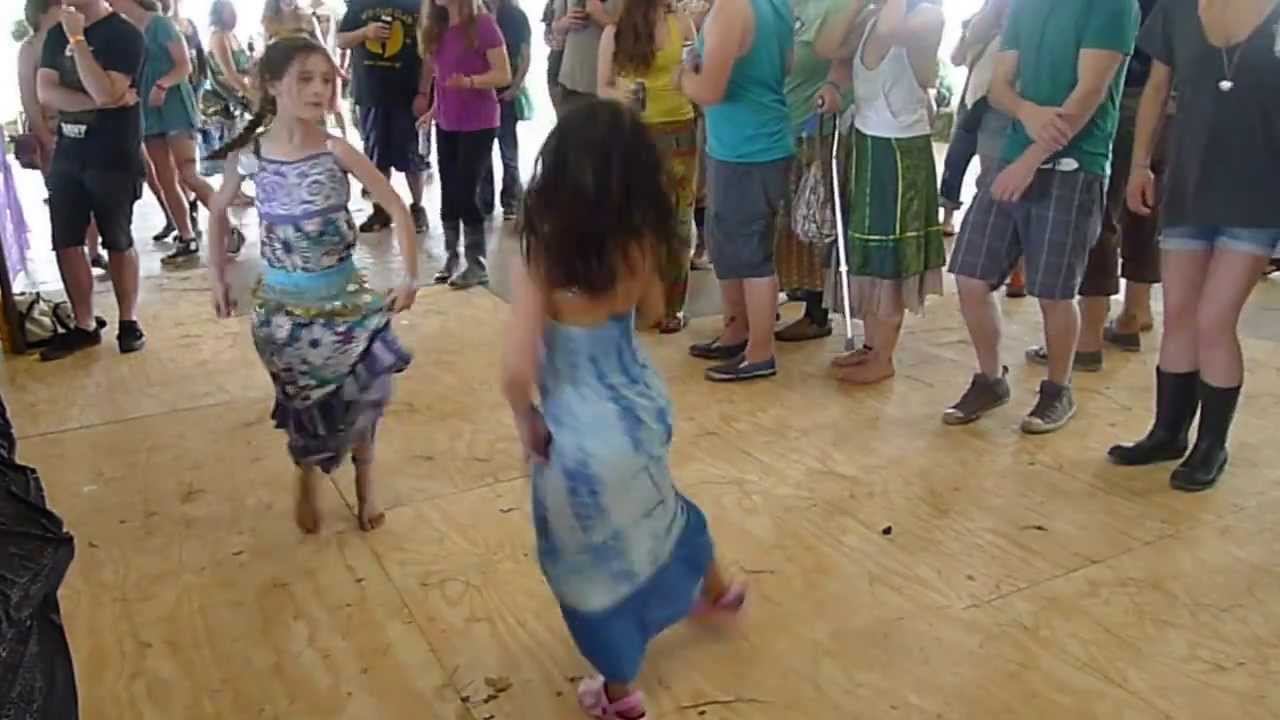 Παρακολούθηση Crowd Dancing to Falling Hollywood ~ Heron 2013 στο YouTube Παρακολούθηση Crowd Dancing to Falling Hollywood ~ Heron 2013 στο YouTube