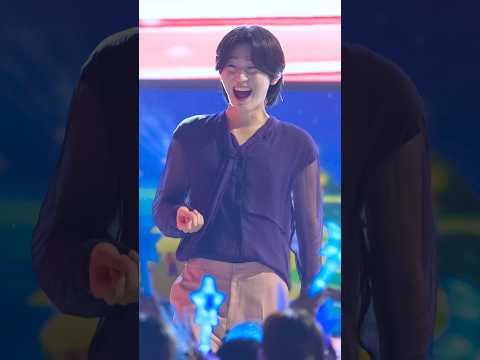 김용빈 섬의날 행사장을 찾아주신 사랑빈 팬분들을 가까이서 뵙고 인사드리기 위해 무대 아래로 내려가는 모습