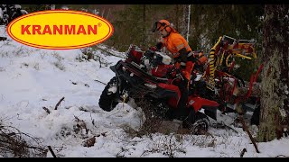 Kranman T1750 griplastarvagn för ATV hämtar vindfällen i snö