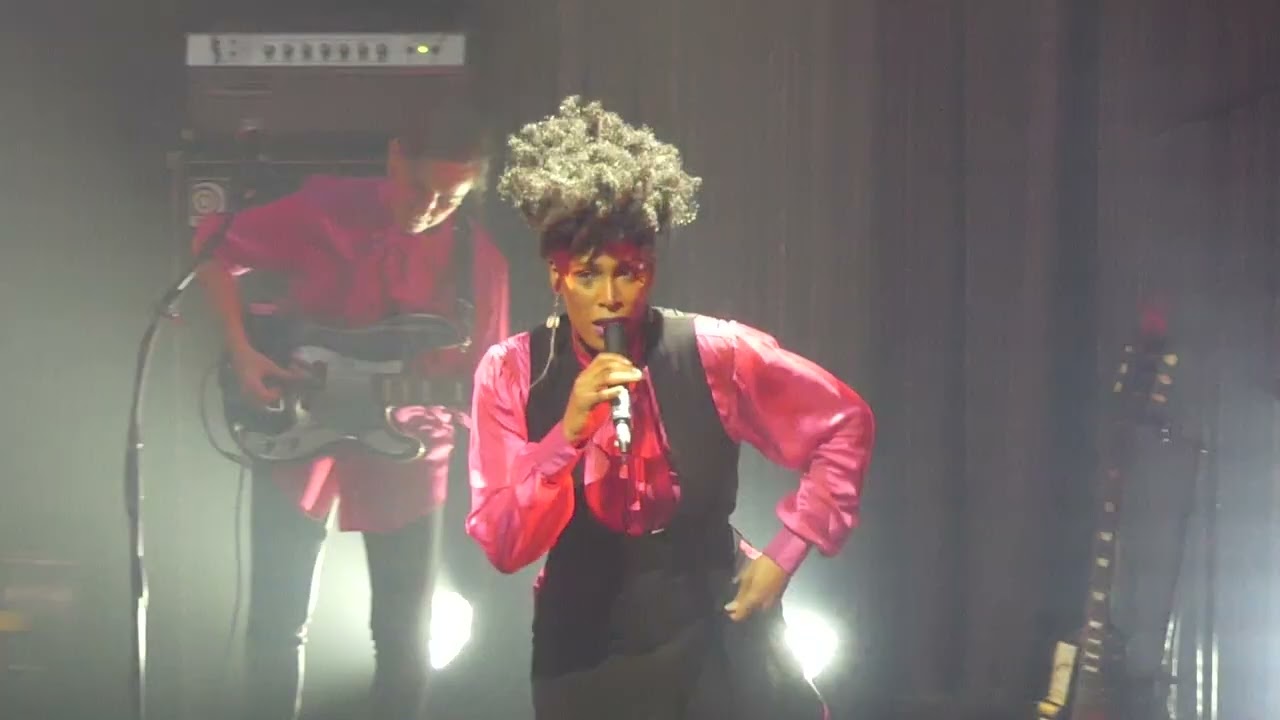 在 YouTube 上觀看「Sandra Nkaké  "Extrait SINGING LEAVES"」 在 YouTube 上觀看「Sandra Nkaké  "Extrait SINGING LEAVES"」