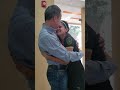 Padre sorprende a su hija. No lo podía creer