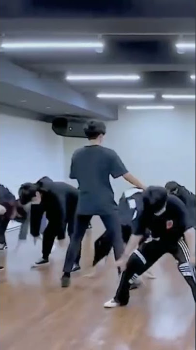 This part of 'TXT PUMA'break dance is always fav❣️ bighit boys always have close contact with floor😂