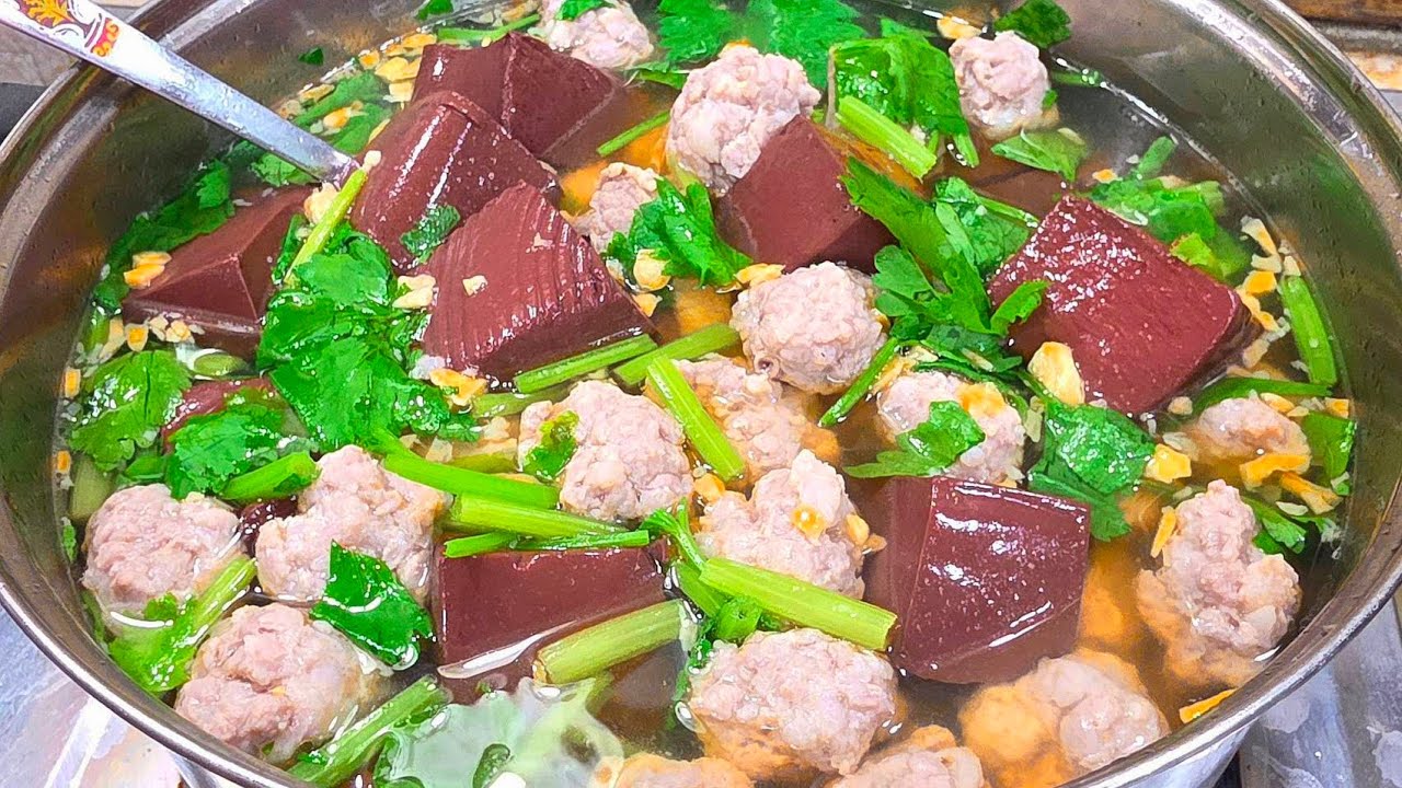 #ต้มเลือดหมู เครื่องไม่ต้องเยอะใส่เเค่นี้พอ ก็โครตอร่อยเเล้ว เลือดนุ่มๆเด้งๆเลย น้ำซุปก็กลมกล่อมมาก