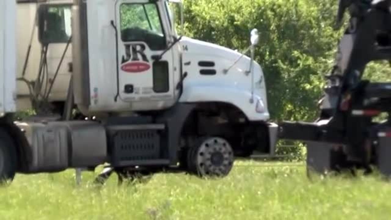 Officers chase big rig for 66 miles - YouTube