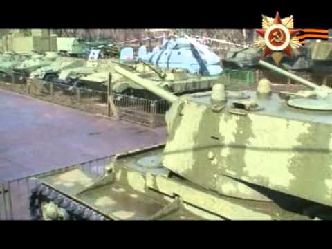 Тяжелые танки ИС и КВ.