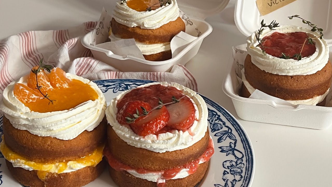 빅토리아케이크  두가지 맛! 예전 영상 삭제하고 싶을 정도로 이건 완벽해 Feat 딸기VS귤 승자는?