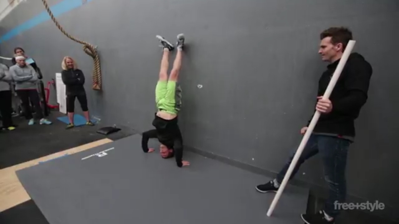 COACHING HANDSTAND PUSH UPS