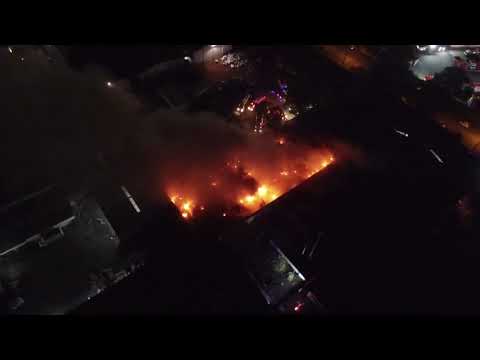 Bombeiros ainda combatem incêndio em barracão de Maringá