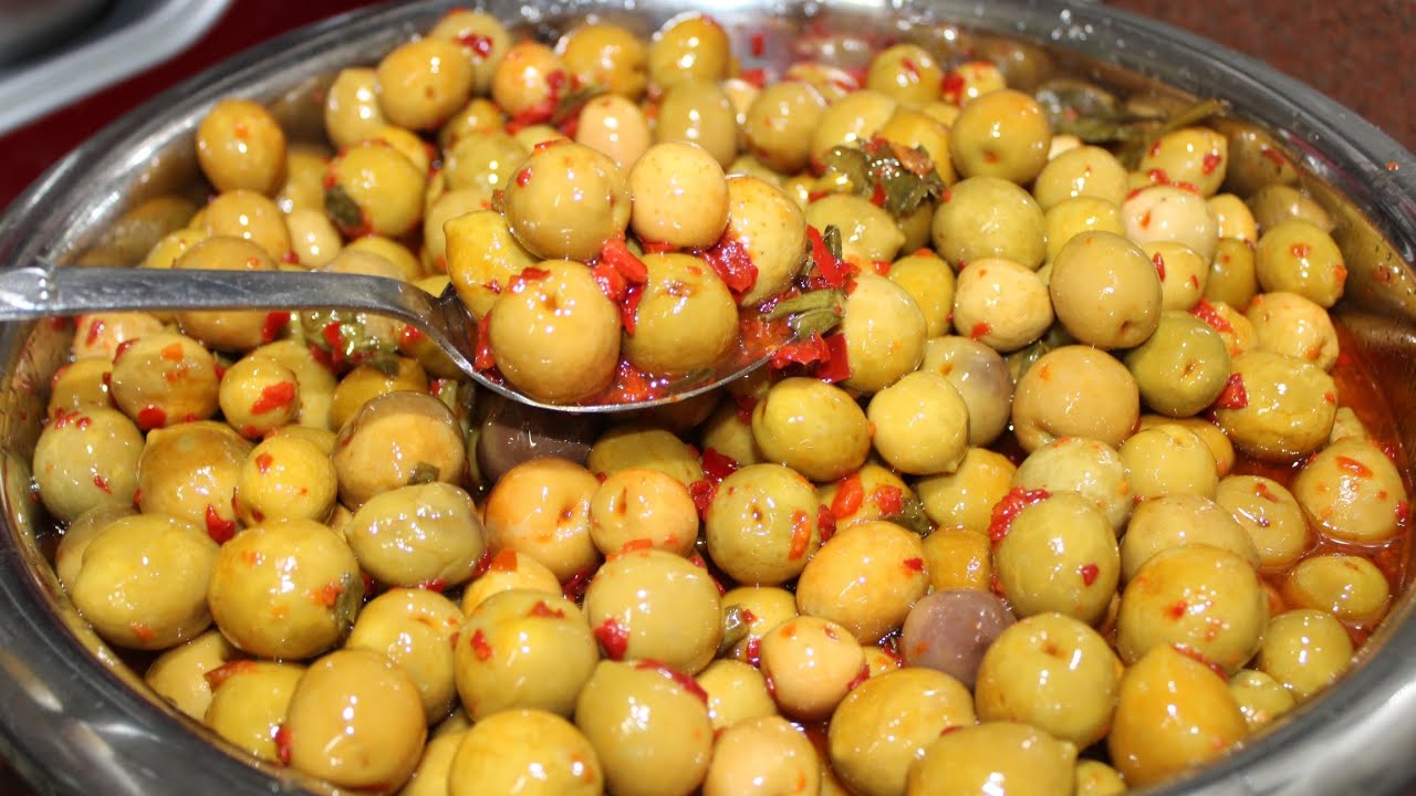 الزيتون اوعى تشققيه ولا حتى تنقعيه بدون اى مراره وبطريقه المصانع من ألسنه للسنه هتلاقيه 💯💯