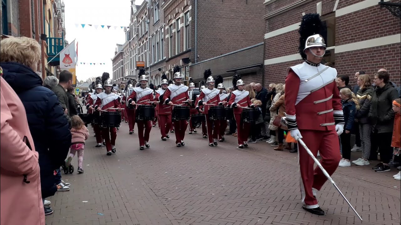Irene Ede tijdens straatparade Koningsdag Kampen 2023