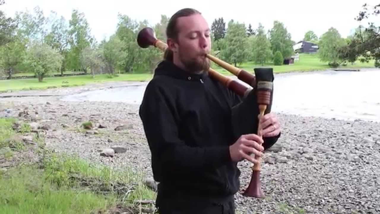 medieval bagpipes. Garais dancis uz dudam