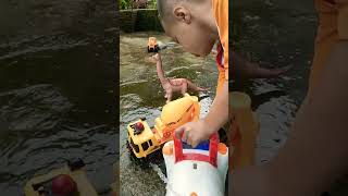 Hafizh Bersihin Mobil Mainnya