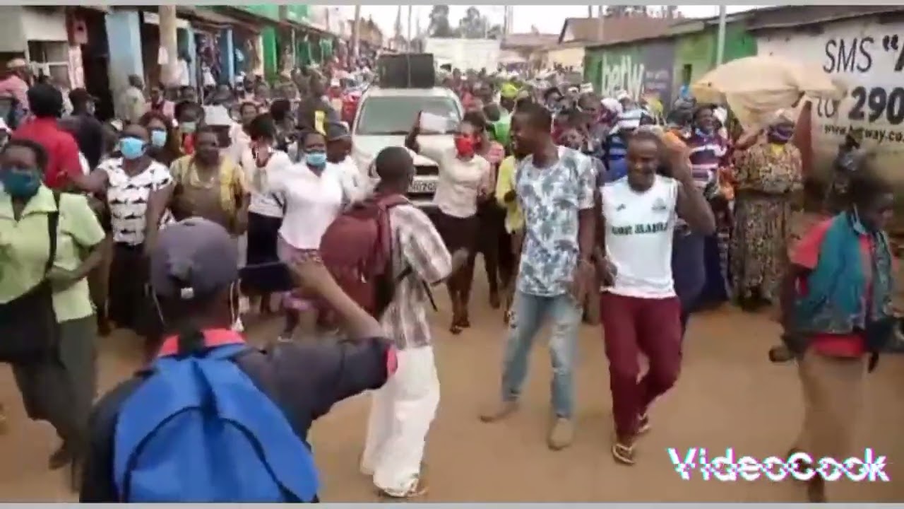 Just dancing and Praising the Almighty by Prohphetess Mary paralyses business at Luanda market