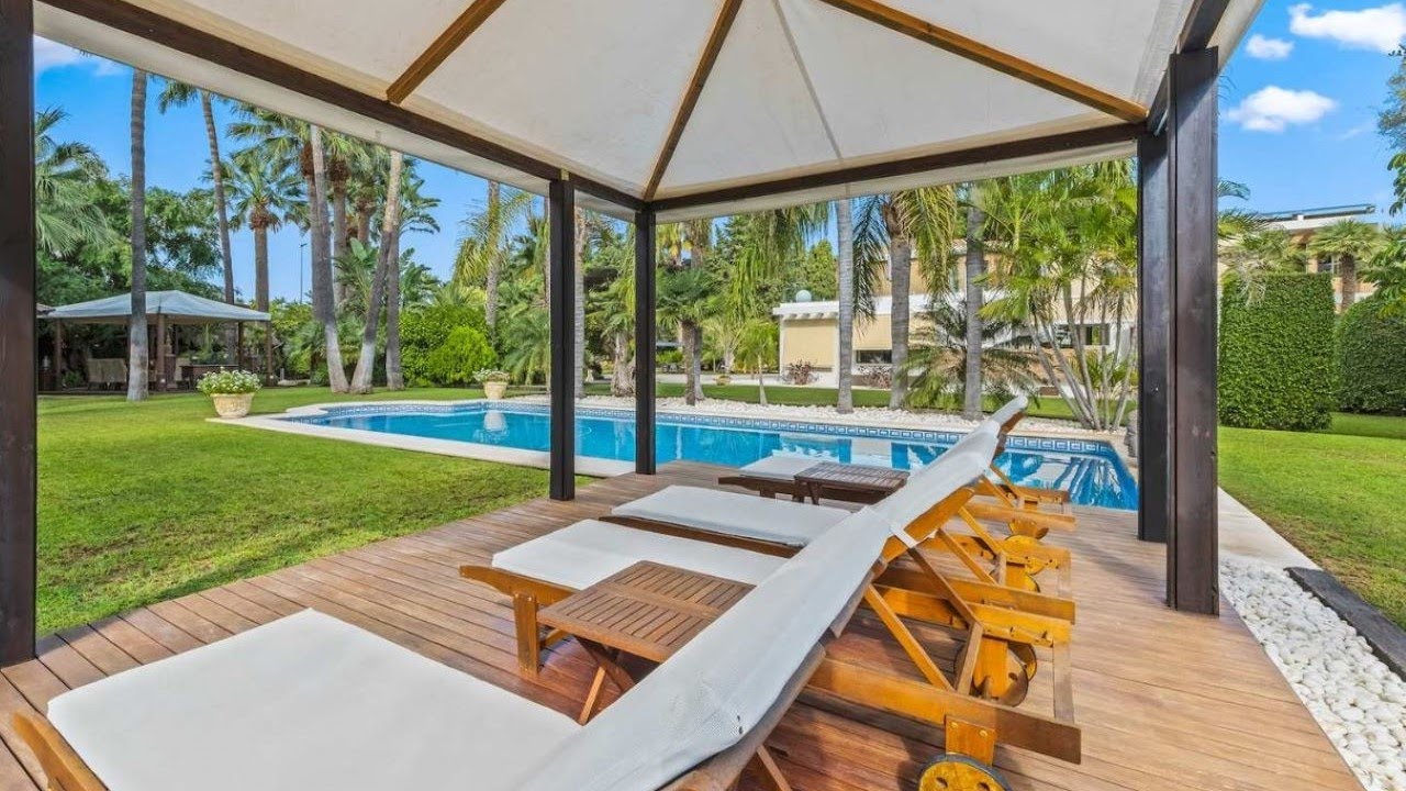 Magnificent 5-bedroom villa with beautiful garden, swimming pool, home SPA in Alicante Golf