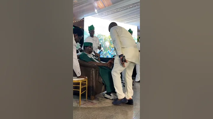 Wasiu Ayinde K1 De Ultimate prostrate to greet Evangelist Ebenezer Obey at an Evening with Glo.