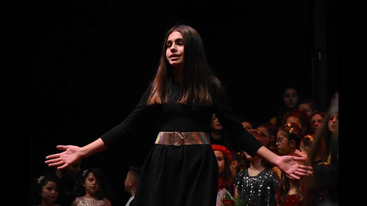 Albana Ramadani - Një botë ndryshe - Bletëzat 2019 (Official Video HD ...