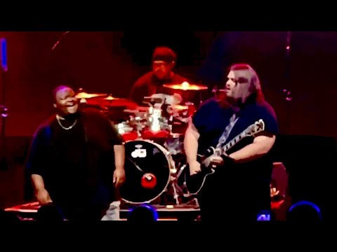 Christone "Kingfish" Ingram invites Stefan Hauk onstage to play his guitar