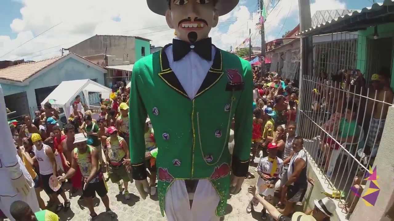 Desfile de Bonecos Gigantes com o Homem da Meia Noite