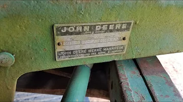 Kolik oleje pojme traktor John Deere 2040?