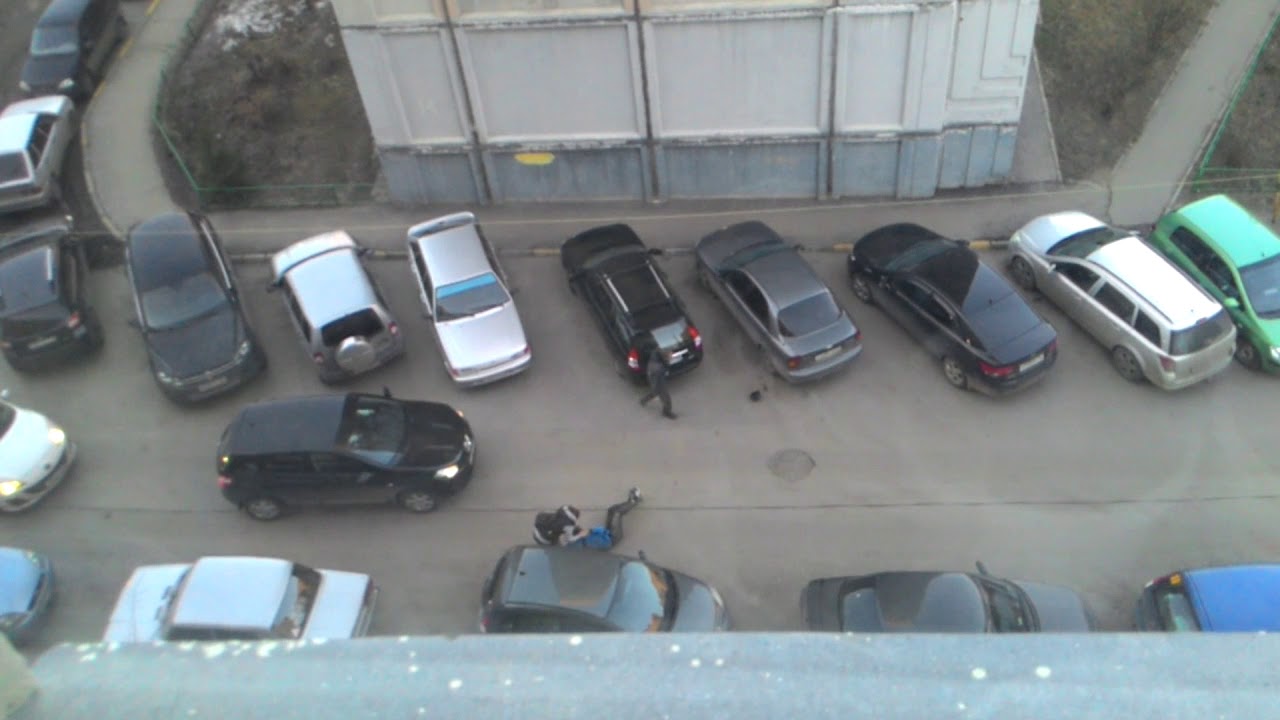 Мерседес у подъезда