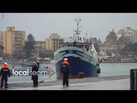 Tornano a casa i 18 pescatori: l'ingresso in porto a Mazara