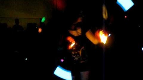 TrynaHusky glowstringing at the MegaCon rave [1/3]