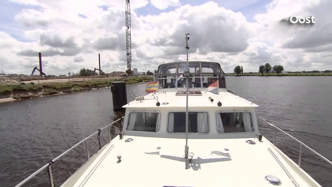 Mooi Overijssel in Zwartsluis: Bert Eeftink als stuurman op de boot in Zwartsluis
