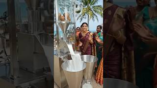 Making coconut milk 👍 नारियल जूस बनाने का देशी मशीन।#short
